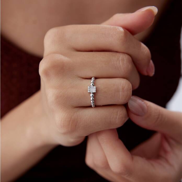 0.11 Ct Bagetli Sıra Top Elmas Yüzük - 1