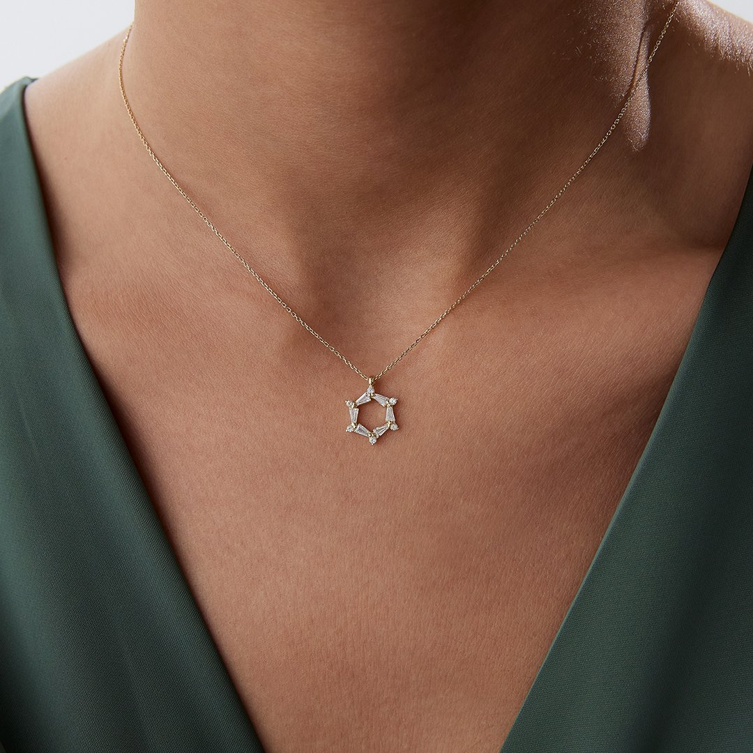 Baget ve Oval Taşlı Taç Kolye
