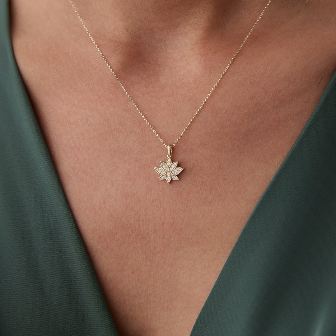 Taşlı Lotus Çiçeği Kolye