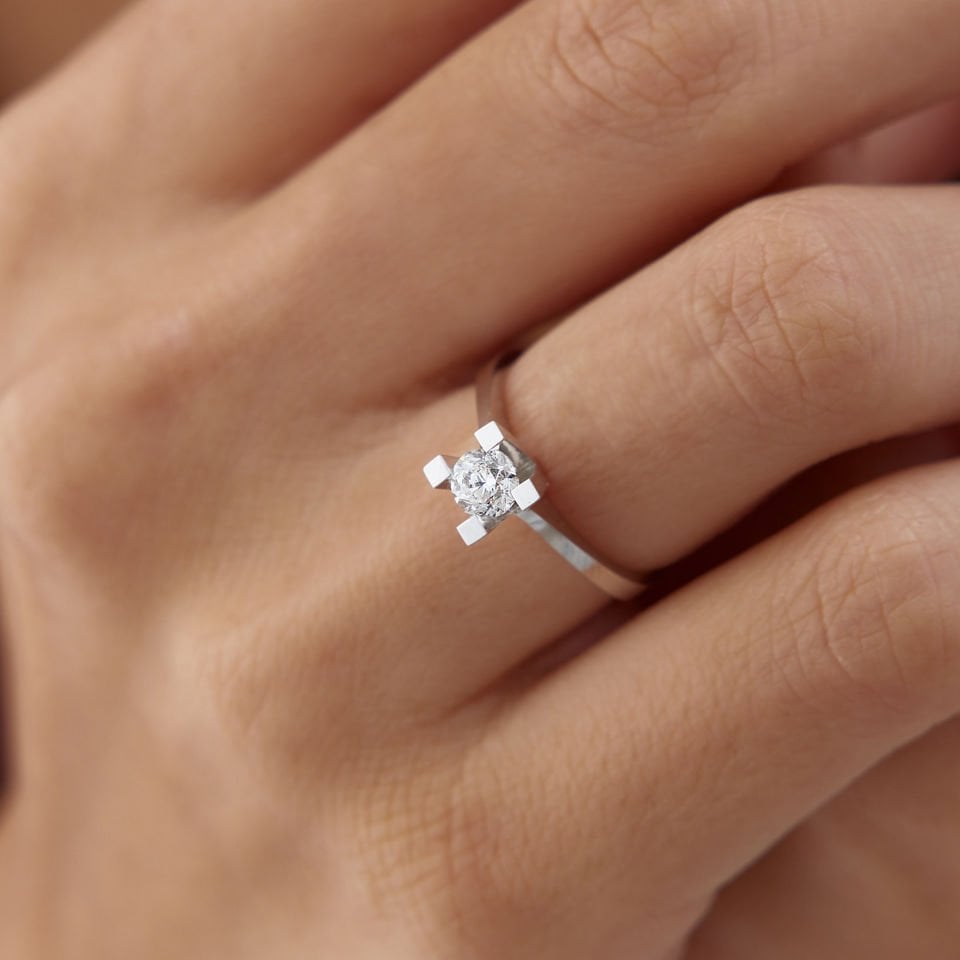 HRD Sertifikalı 0.50 Ct Kare Tırnak Pırlanta Tektaş Yüzük
