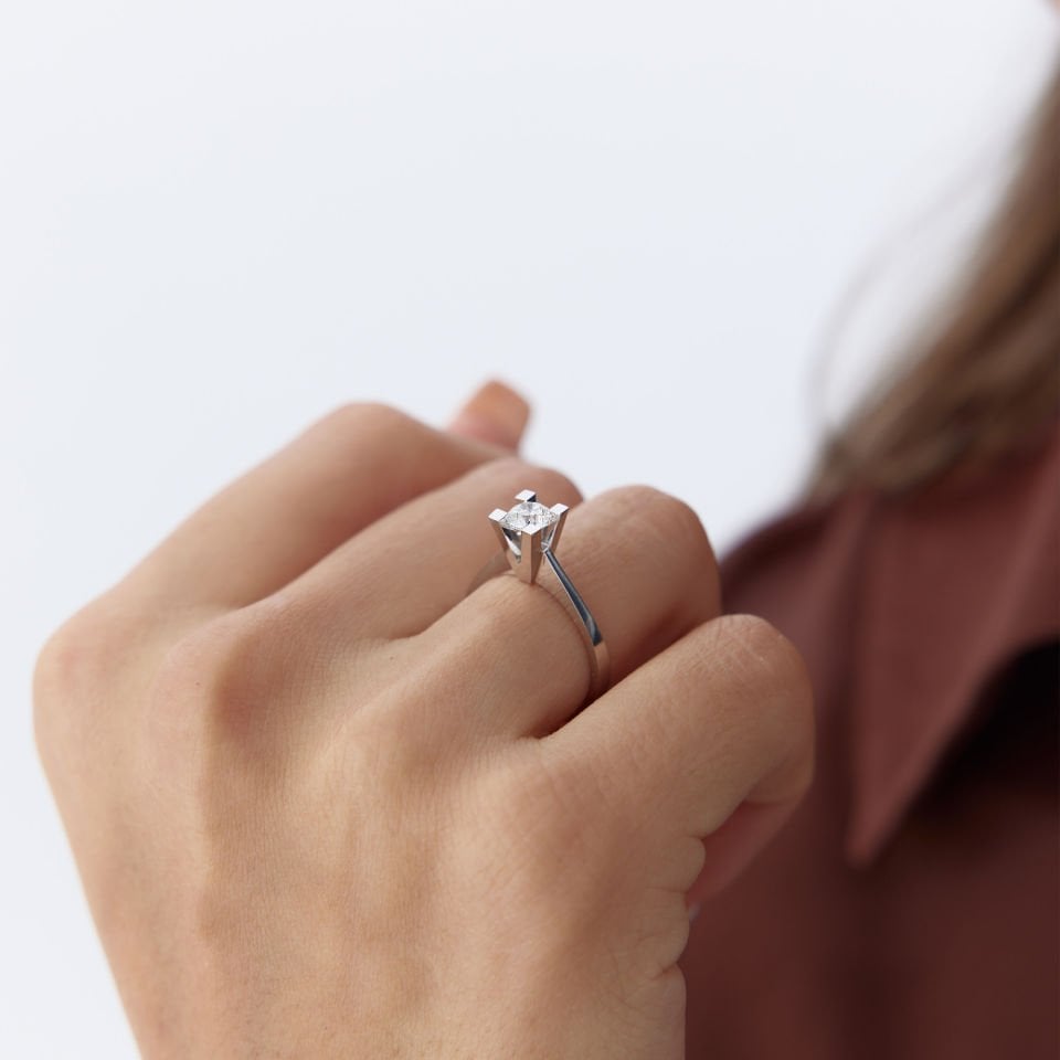 HRD Sertifikalı 0.50 Ct Kare Tırnak Pırlanta Tektaş Yüzük