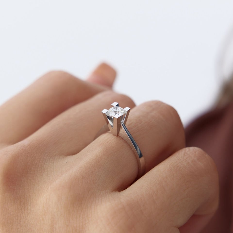 HRD Sertifikalı 0.50 Ct Kare Tırnak Pırlanta Tektaş Yüzük