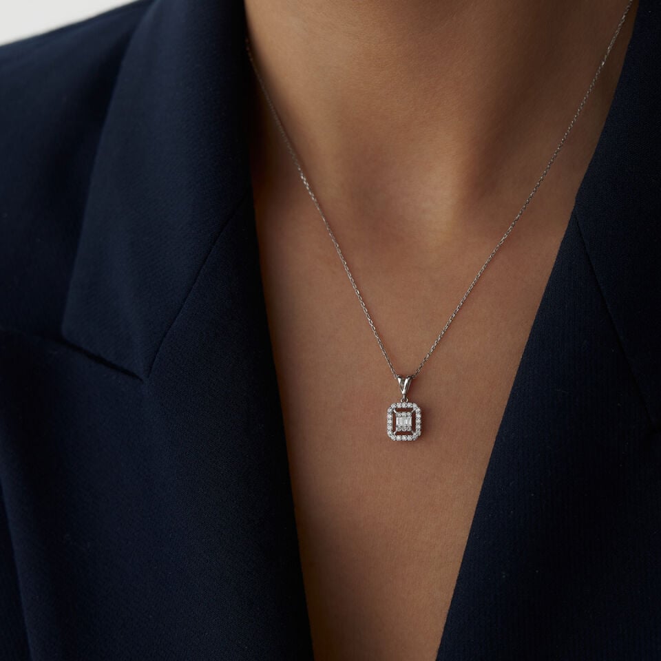 0.23 Ct Pırlanta Parçalı Baget Kolye