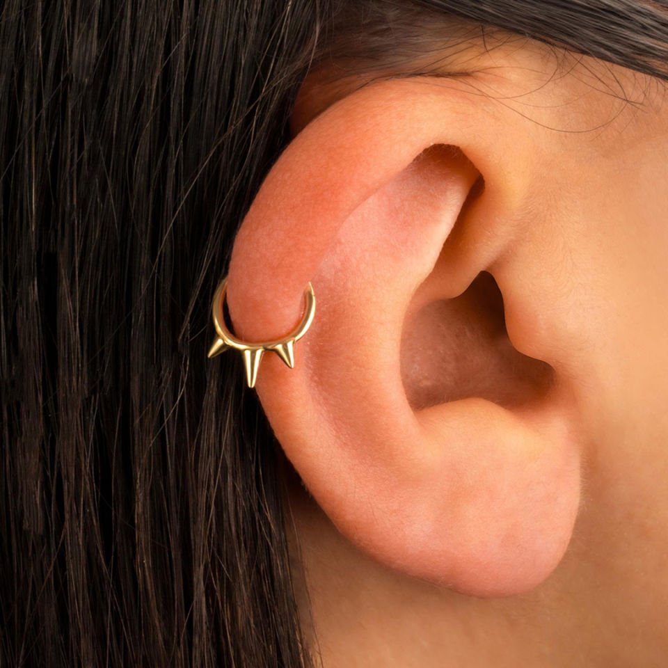 Üç Diken Motifli Helix Piercing