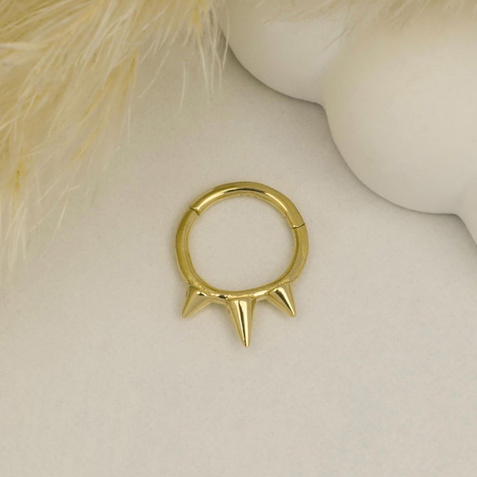 Üç Diken Motifli Helix Piercing