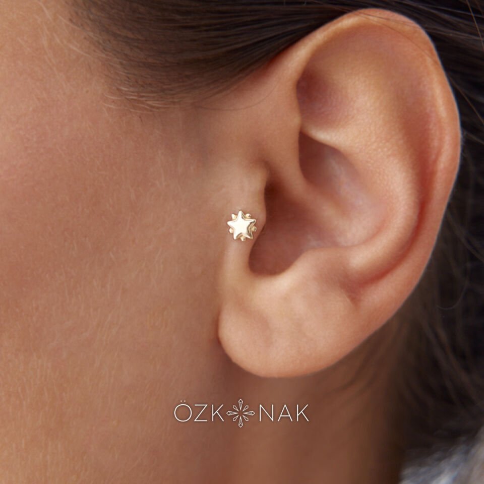 Yıldız Çevreli Tragus Piercing