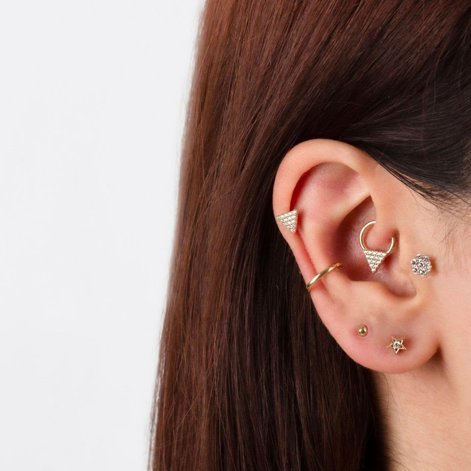 Taşlı Çiçek Motifli Minimal Tragus Piercing