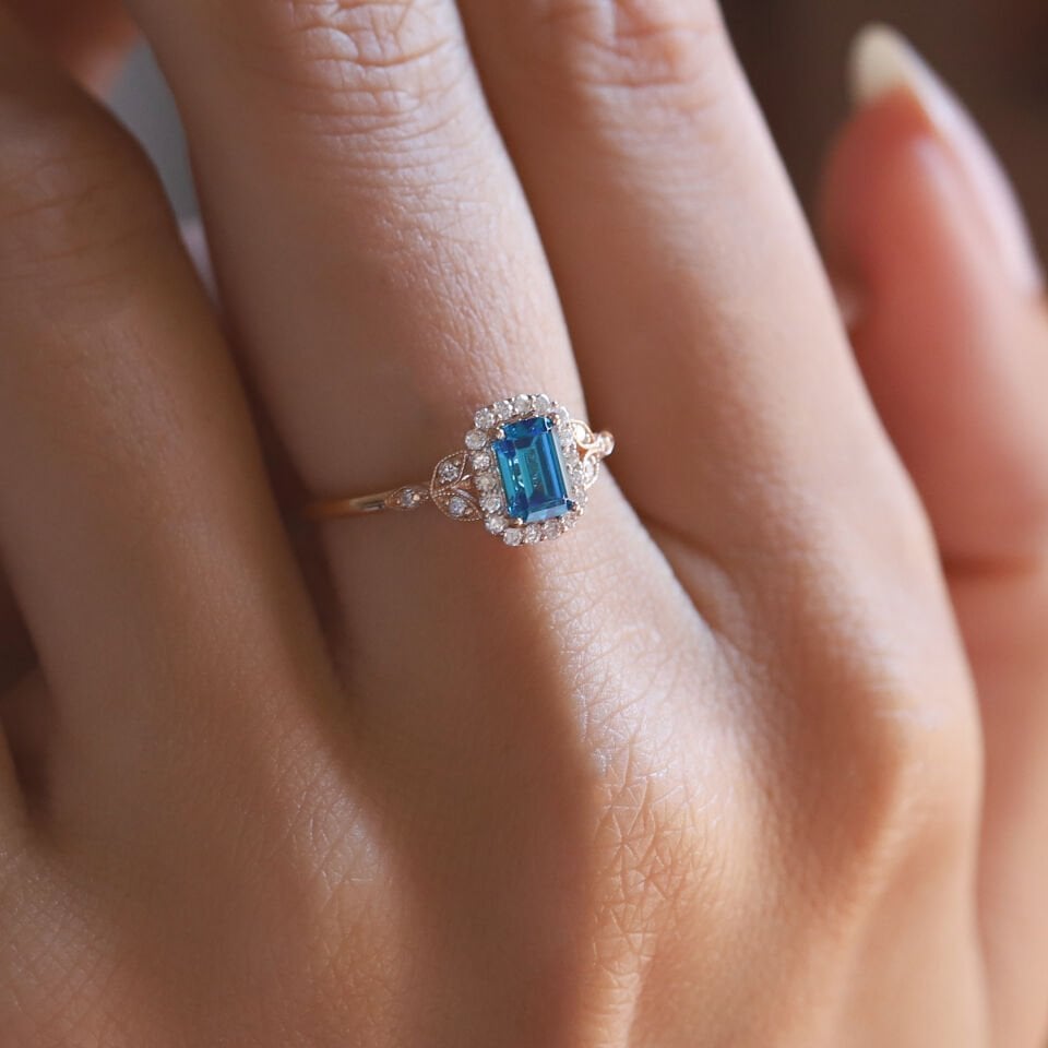 0.20 Ct Pırlanta Baget London Blue Yüzük