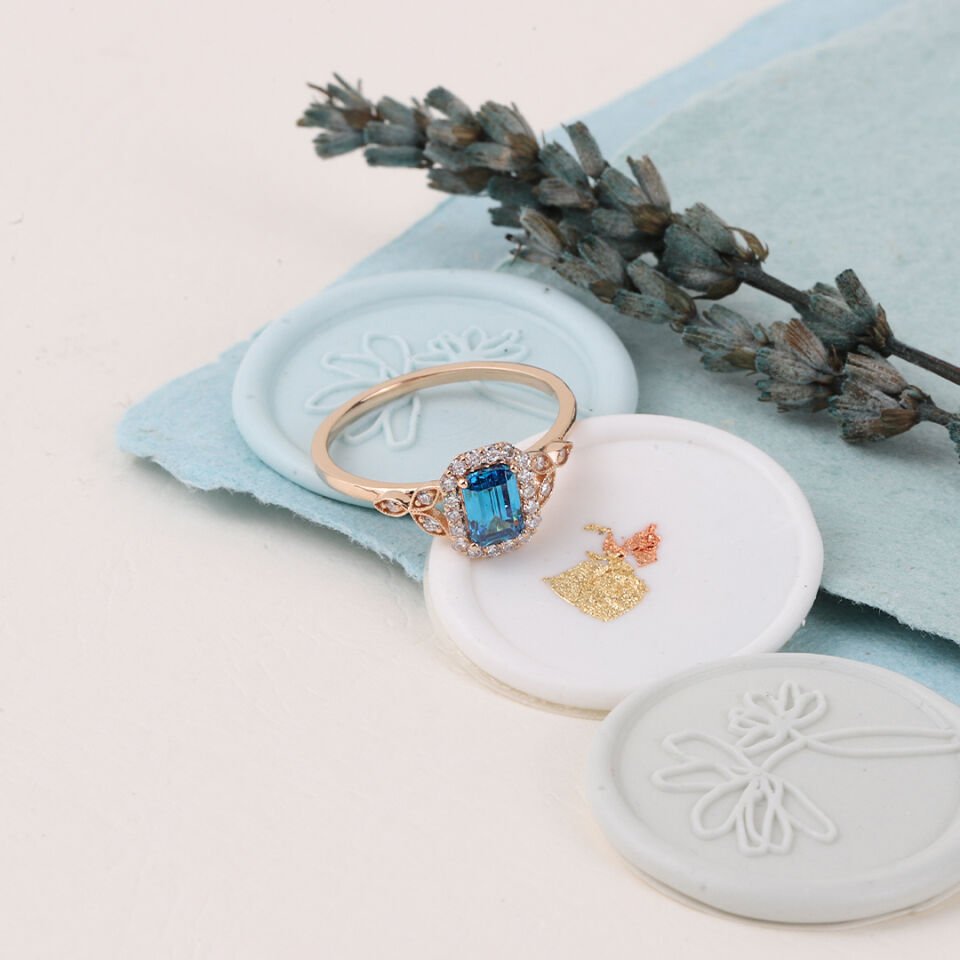 0.20 Ct Pırlanta Baget London Blue Yüzük