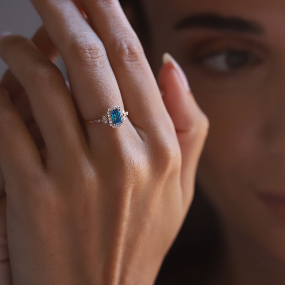 0.20 Ct Pırlanta Baget London Blue Yüzük