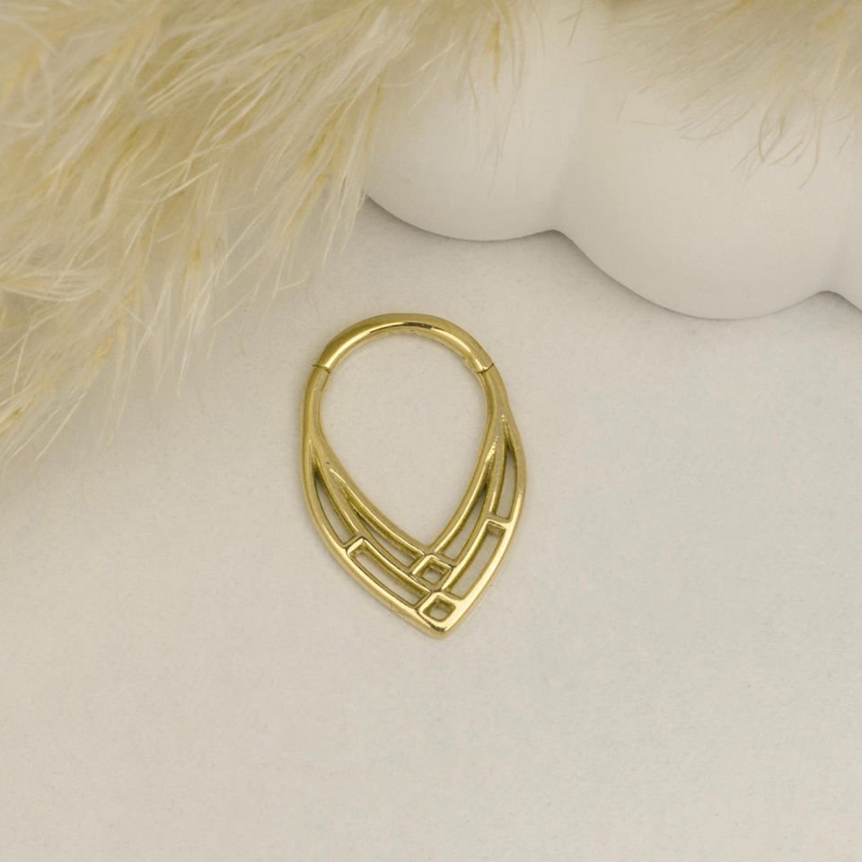 Sivri Motifli Helix Piercing
