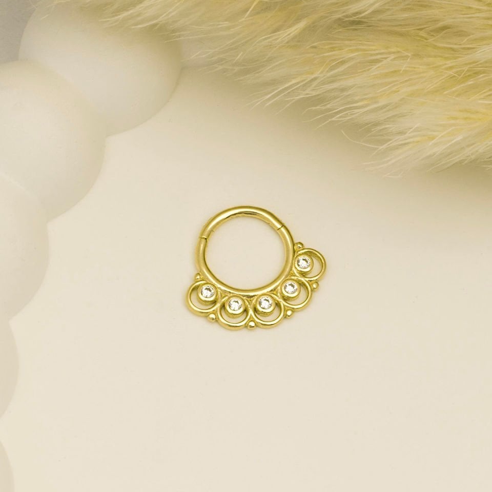 Taşlı  Ear Helix Piercing