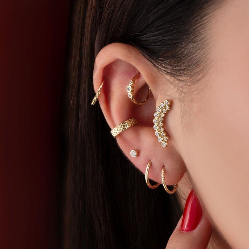 On Yedi Taşlı Tragus Piercing