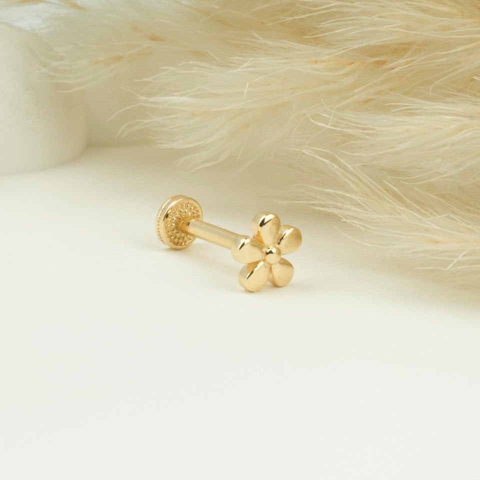 Çiçek Motifli Minimal Tragus Piercing